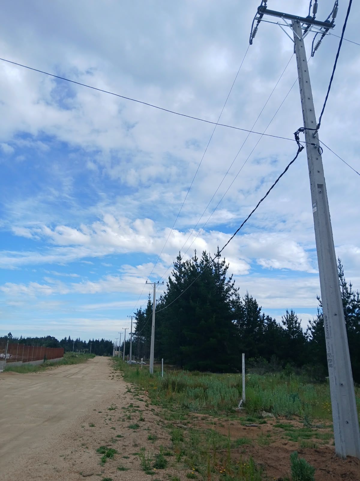 Camino perimetral con postación eléctrica